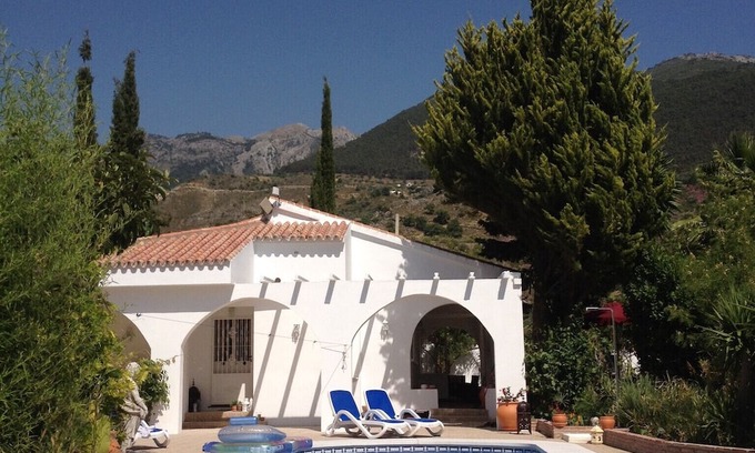Los Cortijillos House | Holiday Home 'Villa Eden' with Mountain View, Wi-Fi and Air Conditioning
