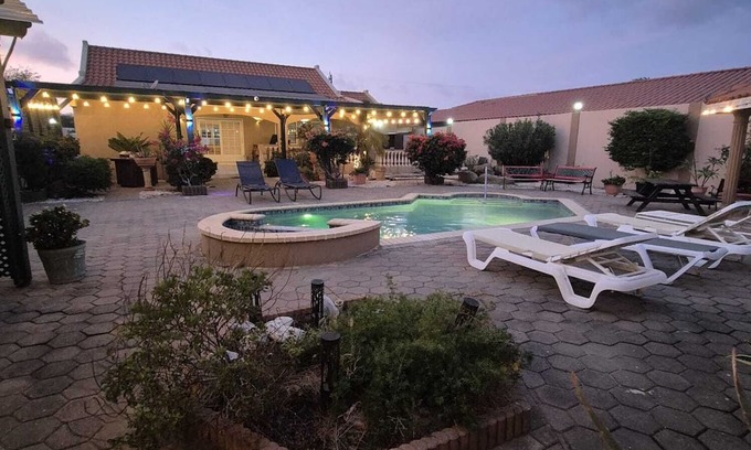 Alto Vista House | Phenomenal 2-bedroom house with AC in Noord