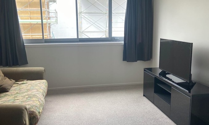 Mount Albert Apartment | Nice and tidy 3 bedrooms apartment, free parking, Close to mall, bus, Eden Park