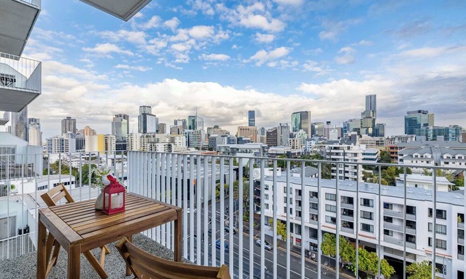 Spring Hill Apartment | Bright & Airy 2BR Walk to Shops & Cafes, Amenities