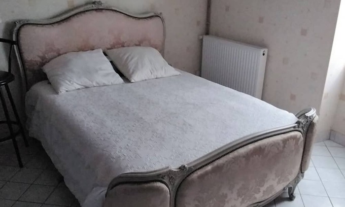 Le Chatelet House | Country house with nearby shops, swimming pool and beautiful garden