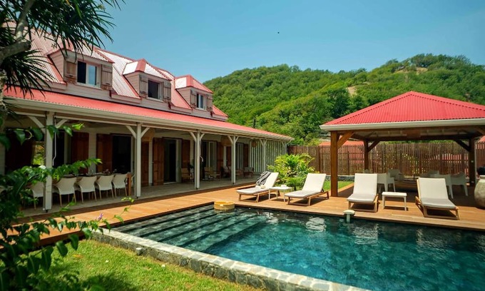 Terre-de-Haut Villa | Villa Maison Blanche, 5 bedrooms with swimming pool in a large wooded park