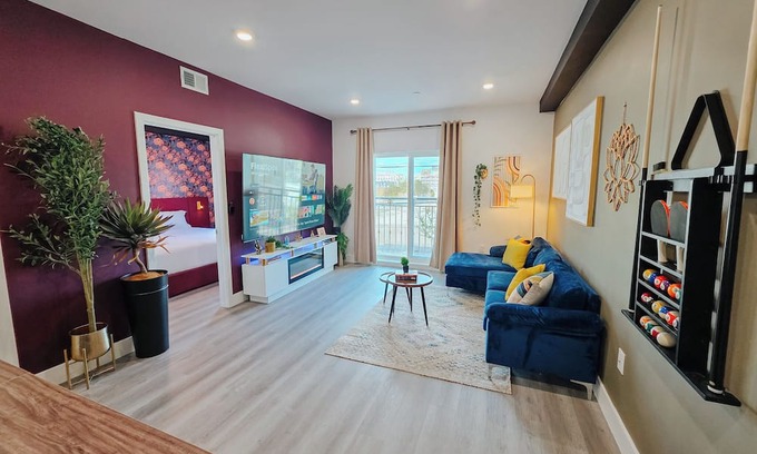 Center City Apartment | Garage Parking/3 King Beds/Pool Table/85" TV