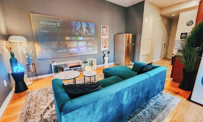 West Poplar Apartment | GoodVibes/King Bed/120" Projector/W/D