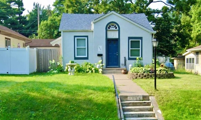 St. Paul House | Charming 2-bedroom house in Saint Paul with AC