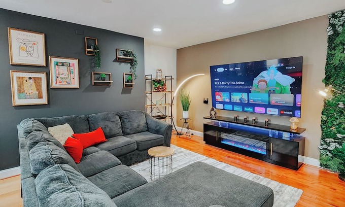 Midtown Village Apartment | Walnut Mega Kingdom/King Bed/85" TV/Arcades