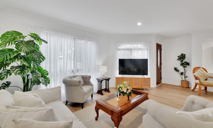 Carindale House | Homely 3-Bed Townhouse with Pool & Gym Access