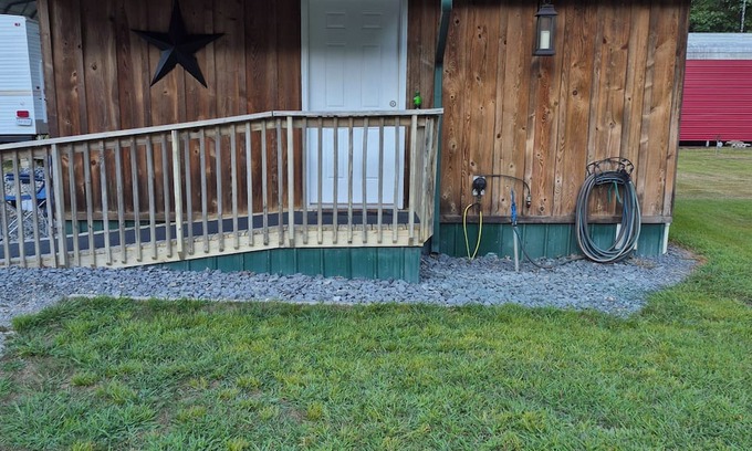 Keslers Cross Lanes Cabin | Cozy 1 bedroom with bunk beds cabin in gorgeous Summersville with AC and heating
