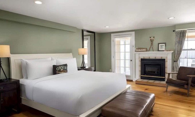 Manchester Hotel | Spacious Suite Perfect for Relaxation in Manchester | Pool, Restaurant, Bar