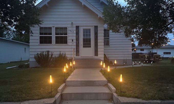 Carson House | Red Roof Retreat - cozy home in Carson