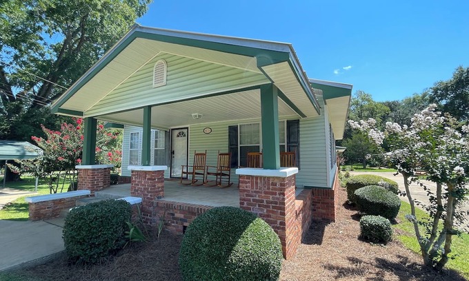 Bainbridge House | Lovely 3-bed 2 bath house with boat parking in charming Bainbridge