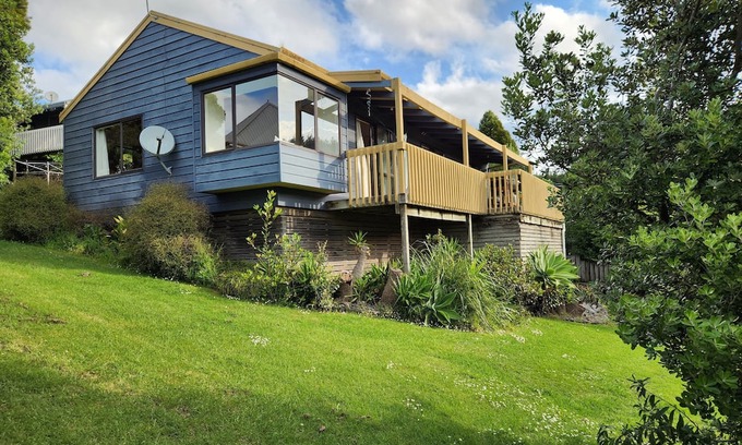 Onemana House | Relax by the reserve 2 minutes walk to beach and cafe at beautiful Onemana beach