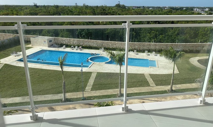 Veron Condo | Chic 1-bedroom condo Pool, Balcony & Tropical Vibes.
