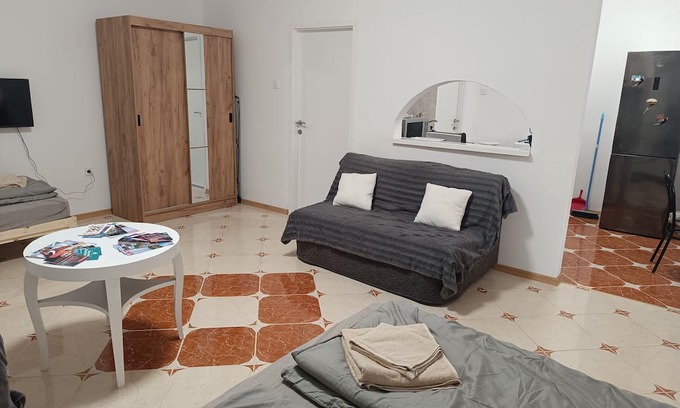 Gyula House | Fully equipped apartment with kitchen and bathroom. Teljesen felszerelt lakás.