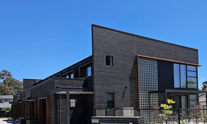 Pearce House | Comtemporary 4bedrm Townhouse with 2 car garage