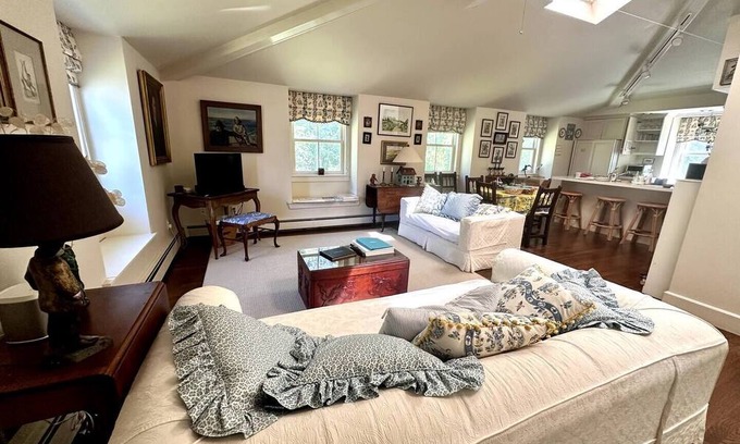 Gloucester Apartment | Guest House on Private Estate with Beach