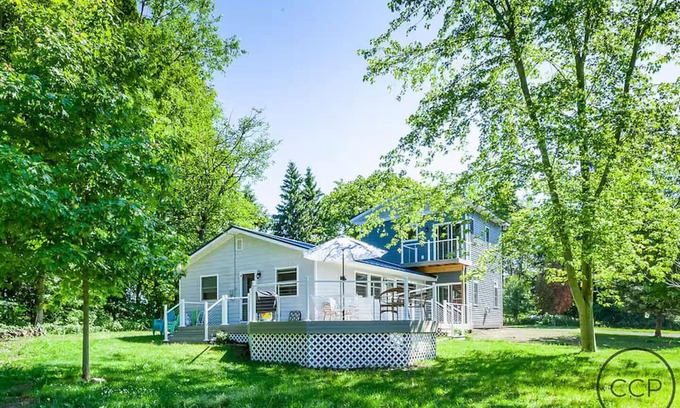 Montague Cottage | Firepit, Deck & Views | Stairs to Lake Michigan