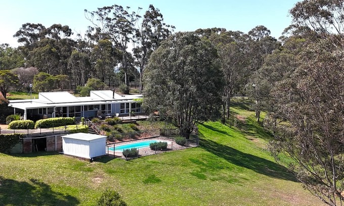 Lovedale House | Englewood Ridge - A country classic in scenic Lovedale