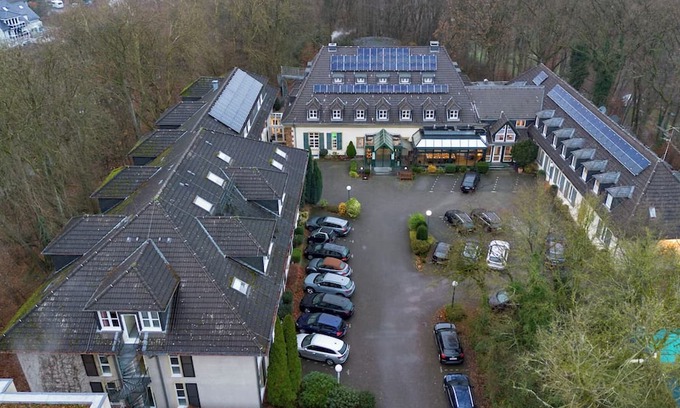 Heiligenhaus Hotel | Relax Unit Near Kettwiger Stadtwald With Bistro Dining Pet Friendly Free Parking