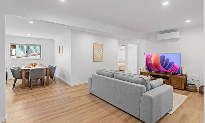 Herston House | Spacious 6BR Home Near Brisbane CBD & RBWH