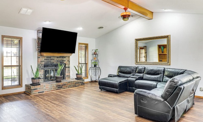 Roswell House | 3 Mi to Downtown Roswell: Home w/Patio + Yard