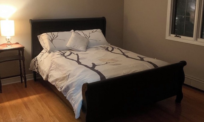 Guelph House | University of Guelph-2km nDetached home on a private cul de sac, 2500 sq ft.