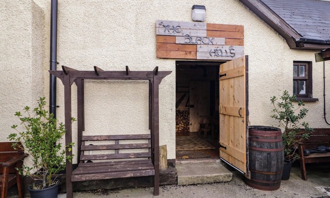 Limavady Cottage | RUSTY BARN, pet friendly, character holiday cottage in Castlerock