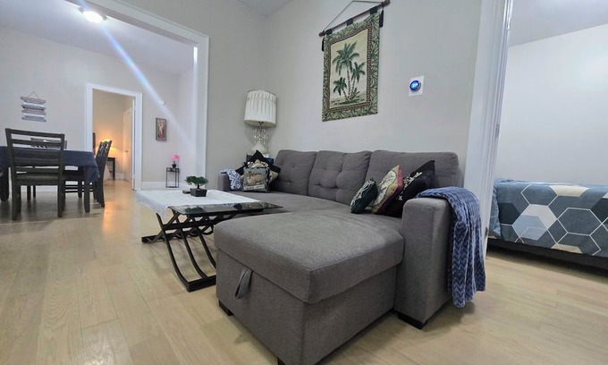 Peterborough House | 3-bedroom full bungalow in pleasant Downtown Peterborough with AC