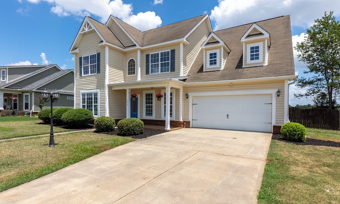 Warner Robins House | Spacious 5BR Retreat Sleeps 14 Huge Yard!