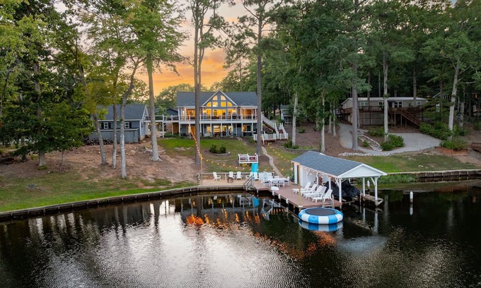 Henrico House | Lakefront, Hot Tub, Kayaks, Pool Table & Fire Pit