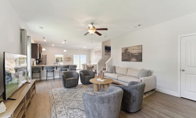 Port Wentworth House | Modern 3BR Pool Gym Near Savannah & Airport Dog Friendly Fenced Yard
