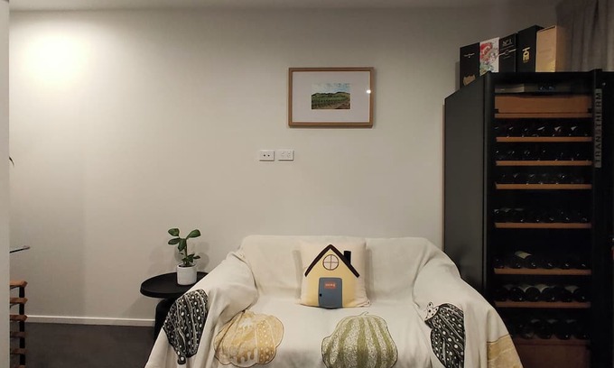 Epsom Apartment | Stylish Apartment at the Heart of Newmarket with a balcony + Welcome Gift.