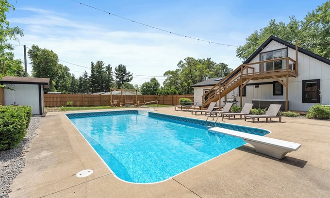 South Bend House | Notre Dame Haus: Pool, Game room & 5 min to campus