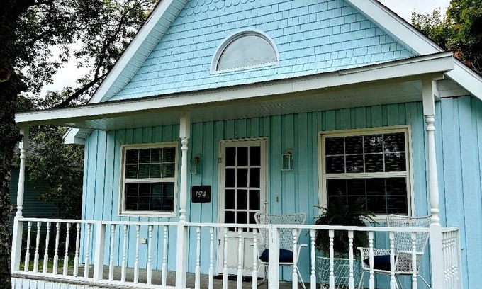 Pointe-du-Chene Cottage | Charming 2-bedroom cottage with AC in Pointe-du-Chêne