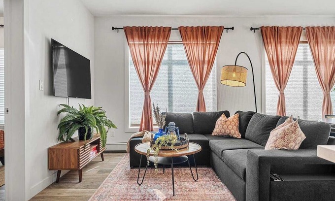 Whyte ave Condo | Stylish ground-floor suite steps from Whyte Ave, cafes, and river trails