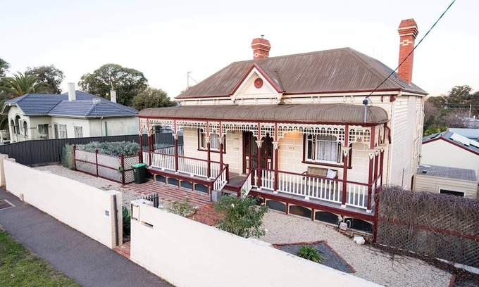 Bendigo House | Cathedral View - Sleeps 16