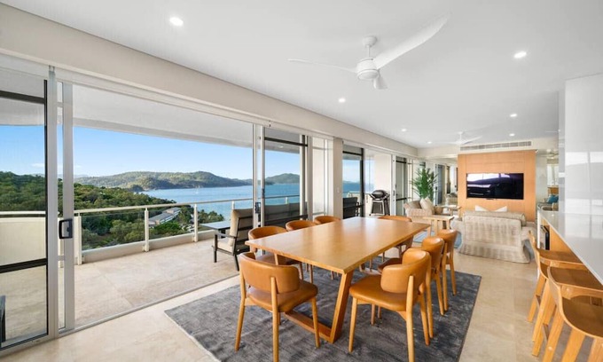 Hamilton Island Apartment | Luxury Sub-Penthouse Level 12 + Buggy + Transfers