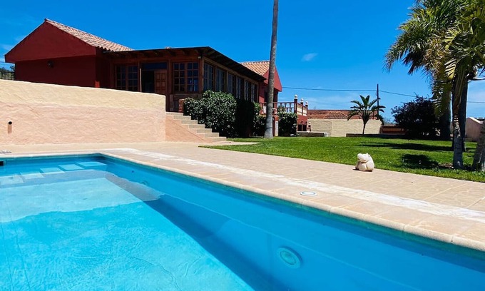 Granadilla de Abona House | Holiday Home 'El Pinito' with Sea View, Wi-Fi and Air Conditioning