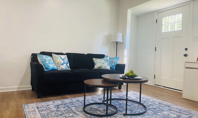 Williamsburg Apartment | Charming Beach-Style 2-bedroom apartment - Near All the Action!