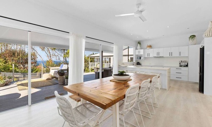 Sunshine Beach House | "WHITE BEACH HOUSE" High on Belmore, PETS welcome