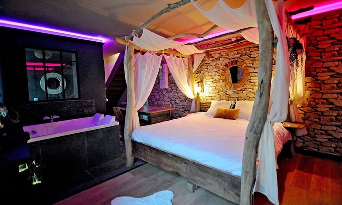 Bourgoin-Jallieu Apartment | Évasion Safari luxe, Private XXL Spa, Cinema screen, Waterfall, Sleeps 4