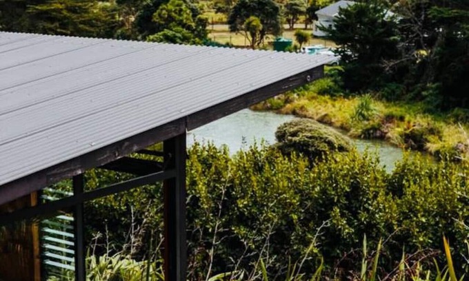 Raglan Cabin | Whare Tatū Raglan - Accommodation