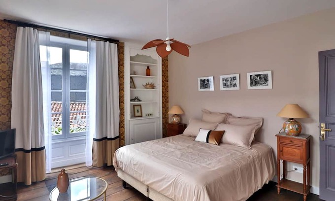 Montbron House | Chambre des curiosités - shared bathroom