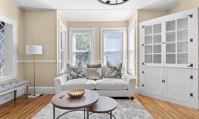 Reading Apartment | New England Historic Charm Meets Modern Style in the North Shore