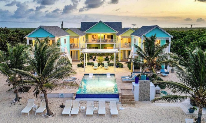 Colliers Bay Condo | The Penthouse at The Cottages 2BR Oceanfront LUXE Condo