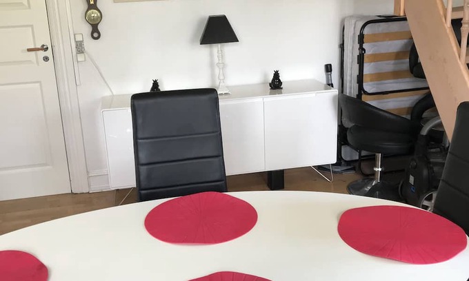 Gentofte Condo | Lovely apartment on 2 levels of 125 sqm. in a nature area. Walking distance to S-trains and buses