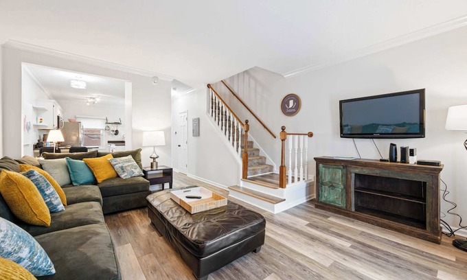 Lockerbie Square Apartment | Mass Ave Gem and steps away from Yoga Studio