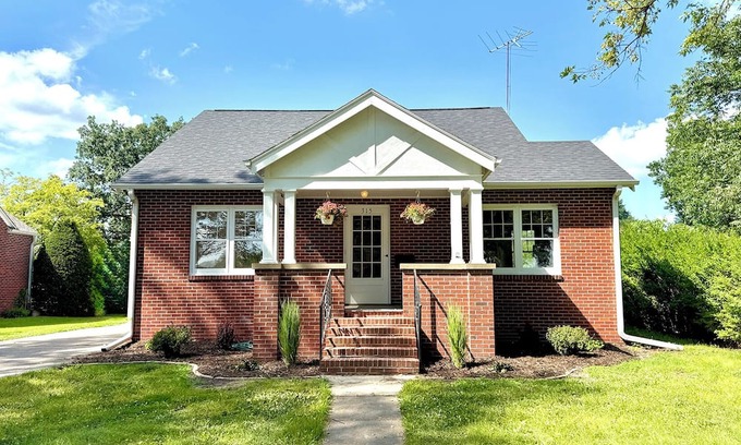 Winterset House | The Little Brick House - Walkable to the Square Dining & Shopping