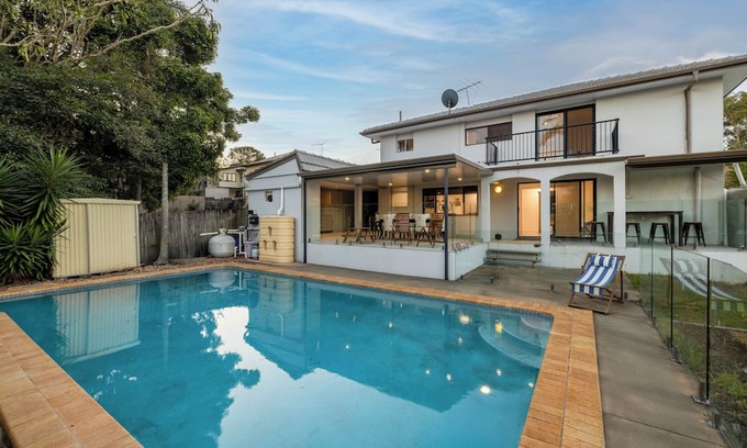 Morningside House | Stylish Morningside Family Home: 6 Bedrooms with Pool, Game & BBQ minutes to CBD