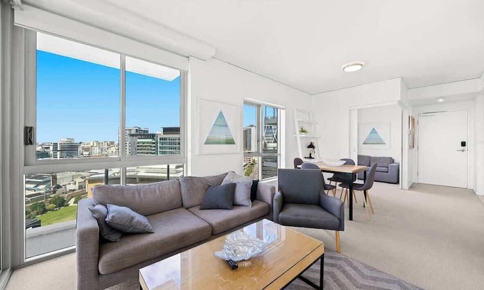Bowen Hills Apartment | Belise - Executive 14th Floor Apt for 2 plus parking